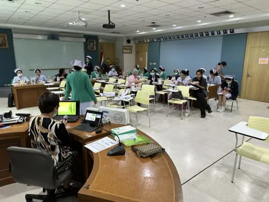 ทีมกรีนแฟมิลี่ แนะนำวิธีใช้ผลิตภัณฑ์ให้ทีมพยาบาล